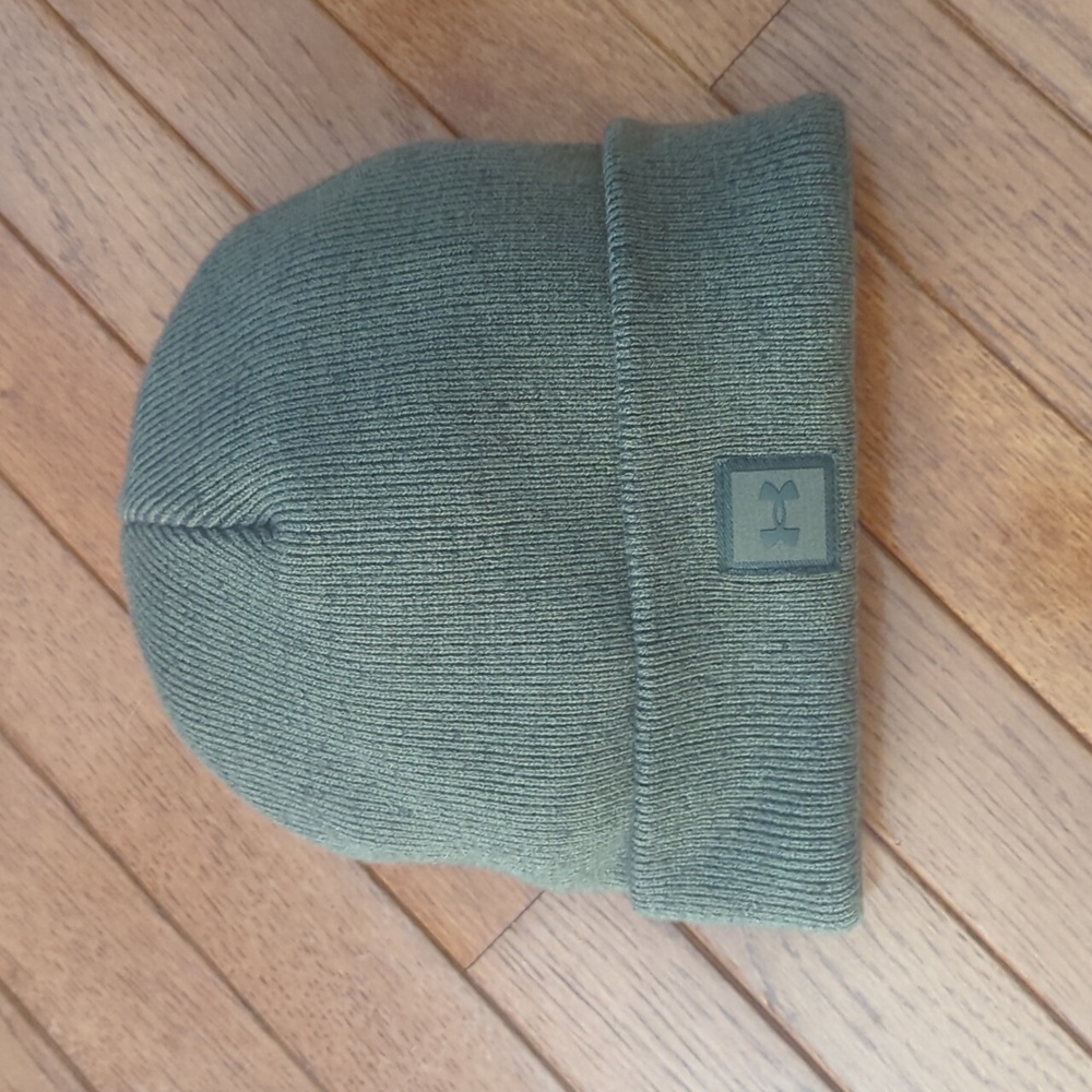 Under Armour Halftime Ribbed Beanie Hat (Very Good Condition)